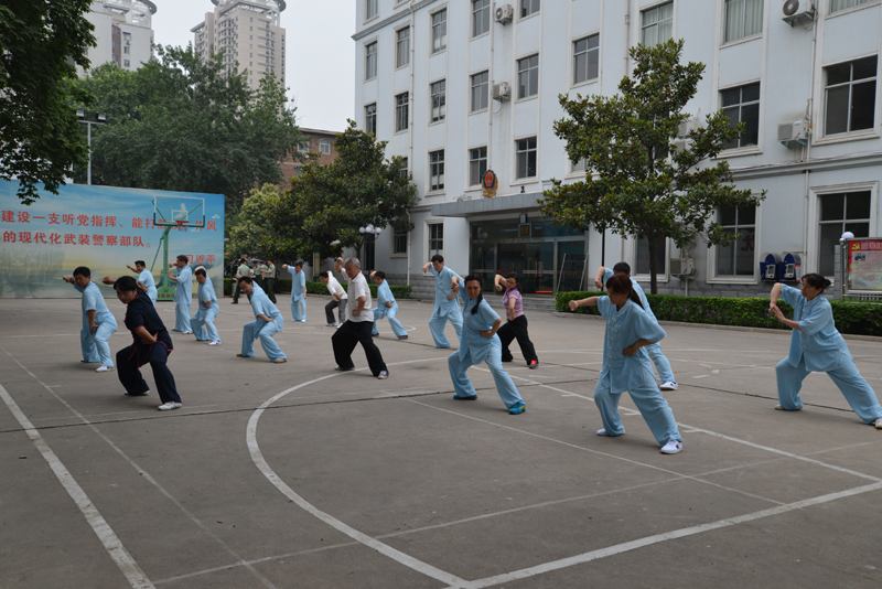 聘請(qǐng)陳式太極拳知名教練教學(xué)，開展太極拳興趣小組活動(dòng)。