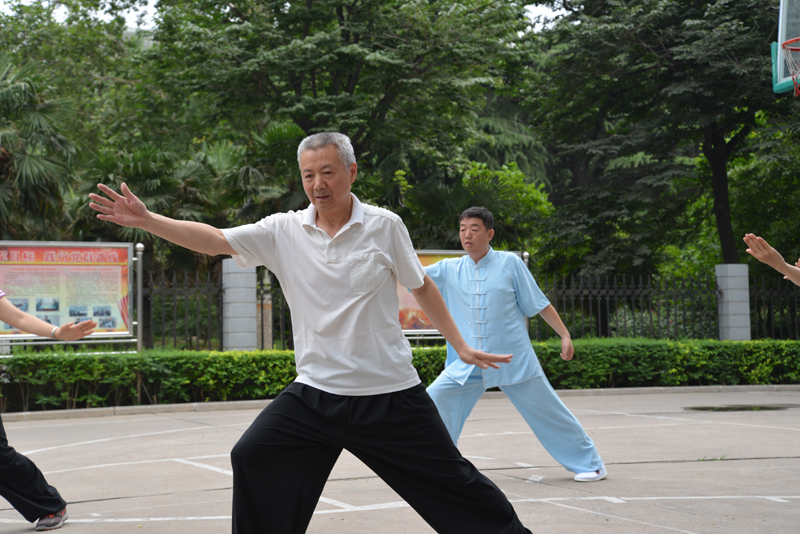 聘請(qǐng)陳式太極拳知名教練教學(xué)，開展太極拳興趣小組活動(dòng)。