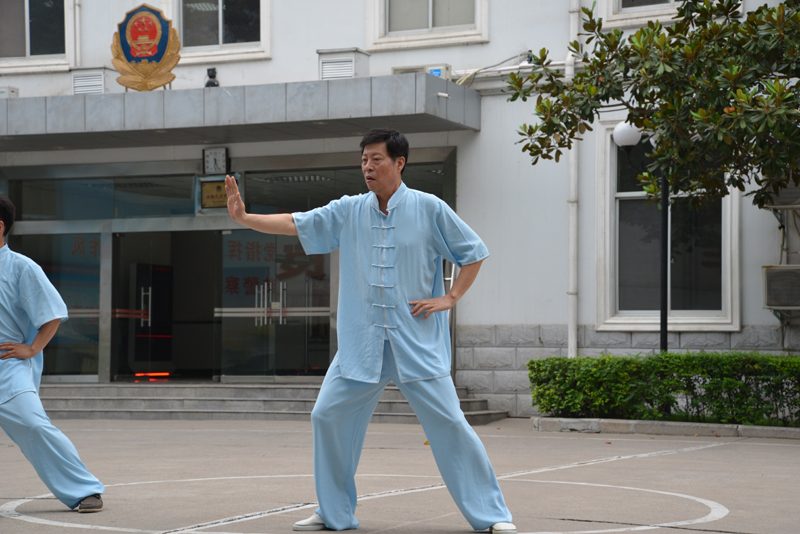 聘請(qǐng)陳式太極拳知名教練教學(xué)，開展太極拳興趣小組活動(dòng)。