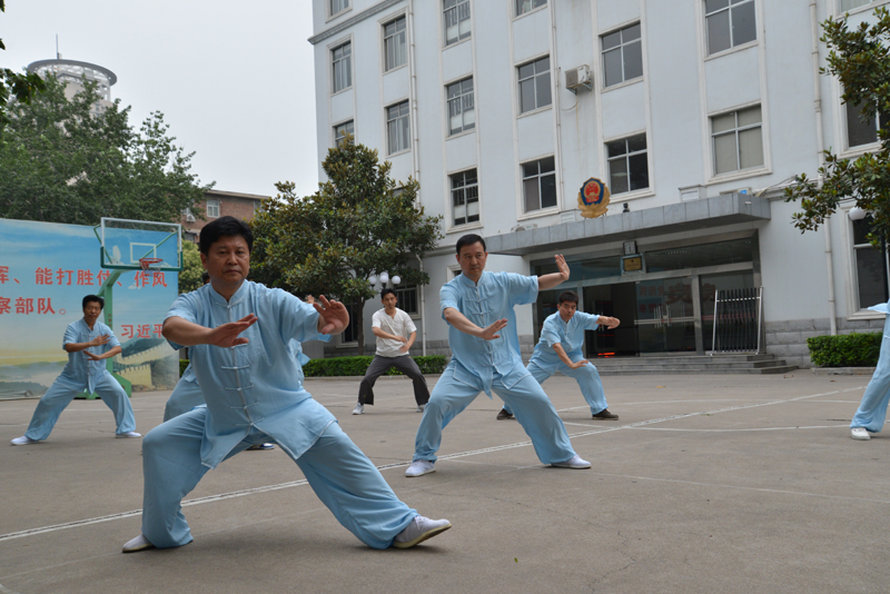 聘請(qǐng)陳式太極拳知名教練教學(xué)，開展太極拳興趣小組活動(dòng)。