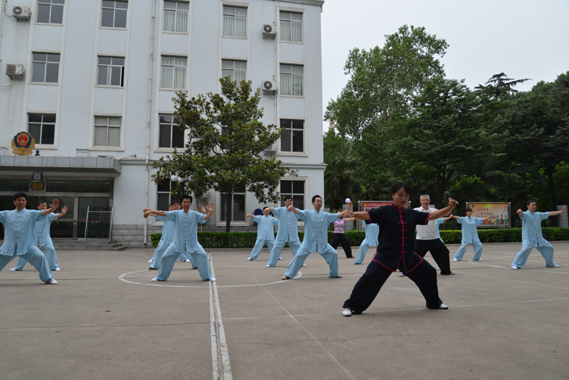聘請(qǐng)陳式太極拳知名教練教學(xué)，開展太極拳興趣小組活動(dòng)。