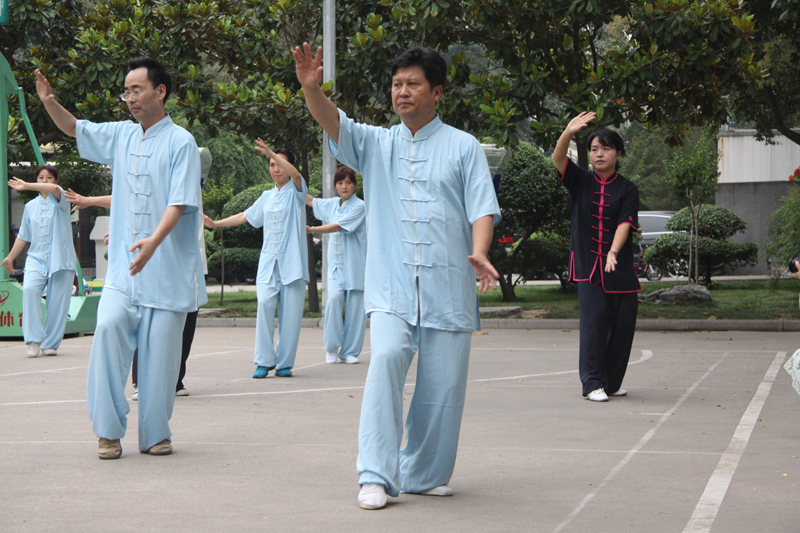 聘請(qǐng)陳式太極拳知名教練教學(xué)，開展太極拳興趣小組活動(dòng)。