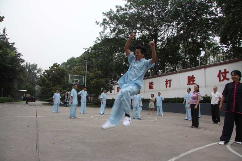 聘請(qǐng)陳式太極拳知名教練教學(xué)，開展太極拳興趣小組活動(dòng)。